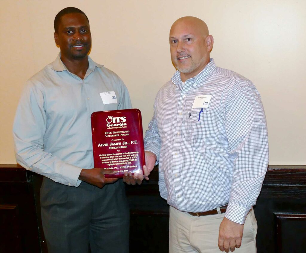 Alvin James (L), Kimley-Horn, is present the 2016 ITS Georgia Best of ITS Outstanding Volunteer of the year award by Mark Demidovich