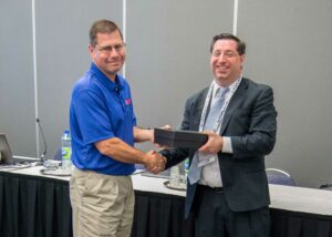 ITS Georgia President Mike Holt (L) accepts the 2017 State Chapter Growth Award from Jason Goldman of ITS America